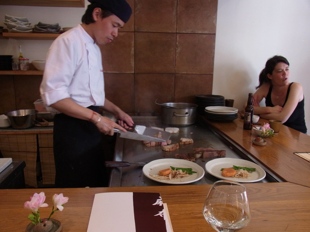 鉄板焼で腕前をふるうシェフ 鉄板焼で腕前をふるうシェフ