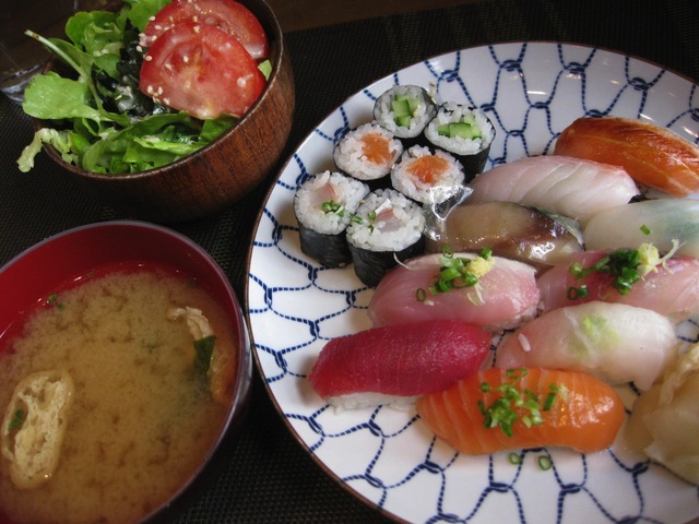 昼定食には味噌汁とサラダがつく 昼定食には味噌汁とサラダがつく