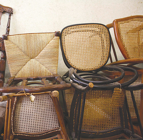 左が藁編みの椅子。